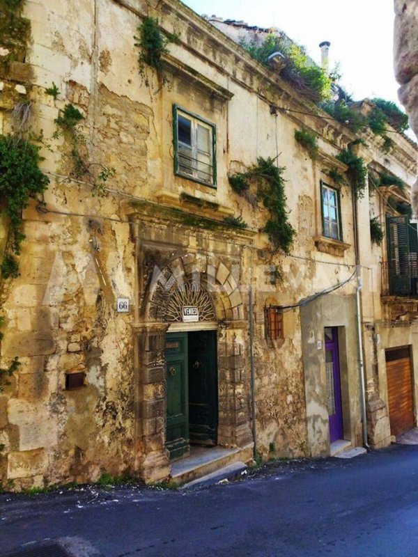 intera palazzina in vendita a Modica in zona Modica Alta