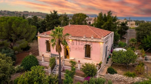 casa indipendente in vendita a Modica