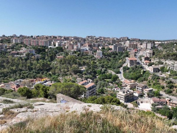 casa indipendente in vendita a Modica