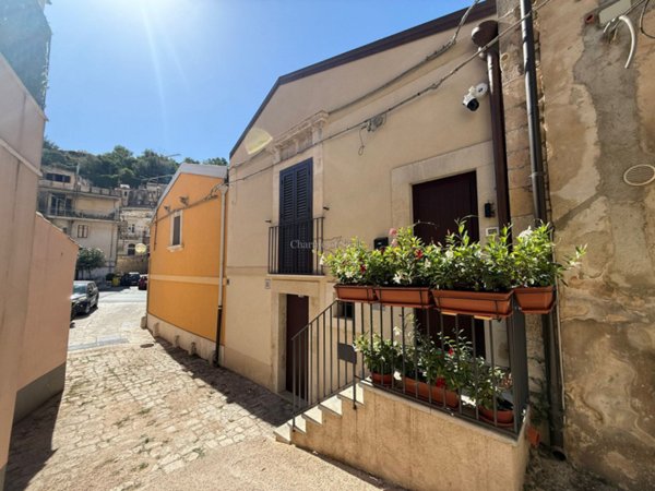 casa indipendente in vendita a Modica in zona Modica Bassa