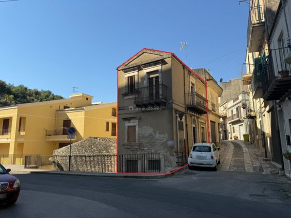 casa indipendente in vendita a Modica in zona Modica Bassa
