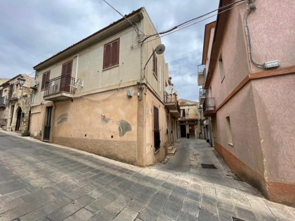 intera palazzina in vendita a Modica in zona Modica Alta