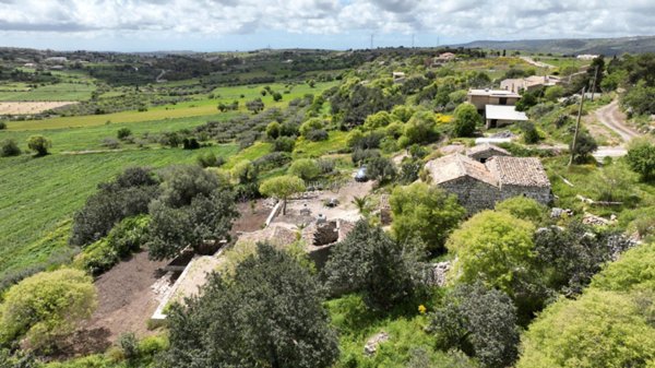 casa indipendente in vendita a Modica
