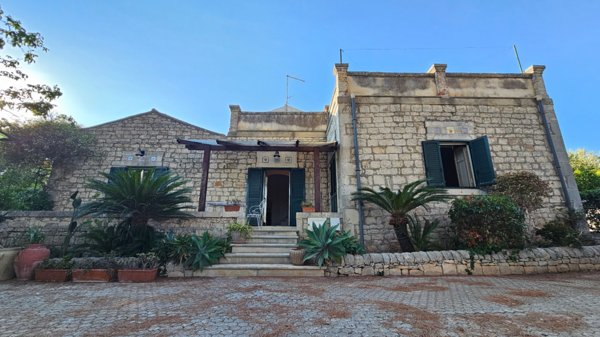 casa indipendente in vendita a Modica