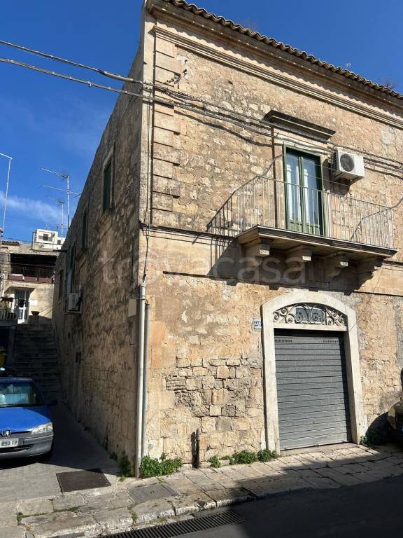 casa indipendente in vendita a Modica in zona Modica Alta