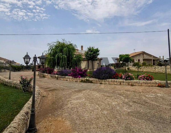 casa indipendente in vendita a Modica