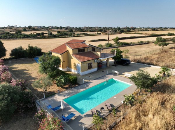 casa indipendente in vendita a Modica