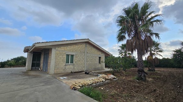 casa indipendente in vendita a Modica
