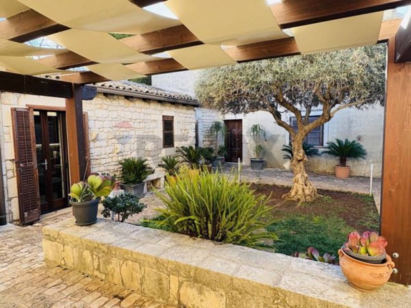 casa indipendente in vendita a Modica in zona Sacro Cuore