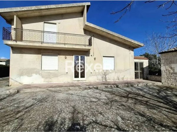 casa indipendente in vendita a Modica