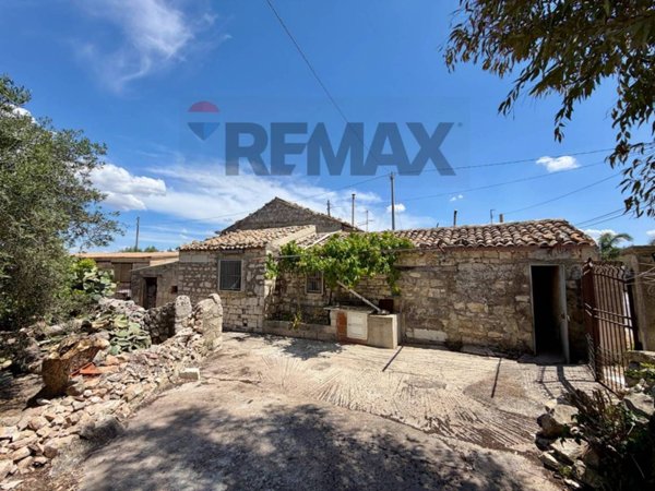 casa indipendente in vendita a Modica