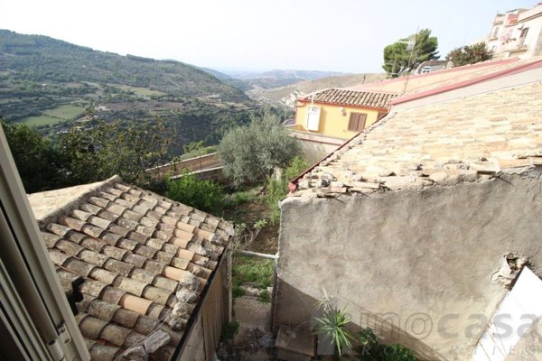 esavano in vendita a Monterosso Almo
