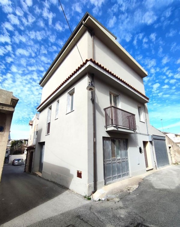 casa indipendente in vendita a Monterosso Almo
