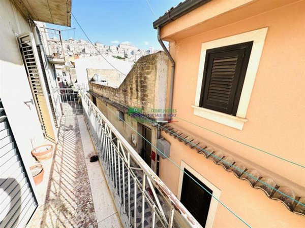 casa indipendente in vendita a Monterosso Almo in zona Monterosso Almo
