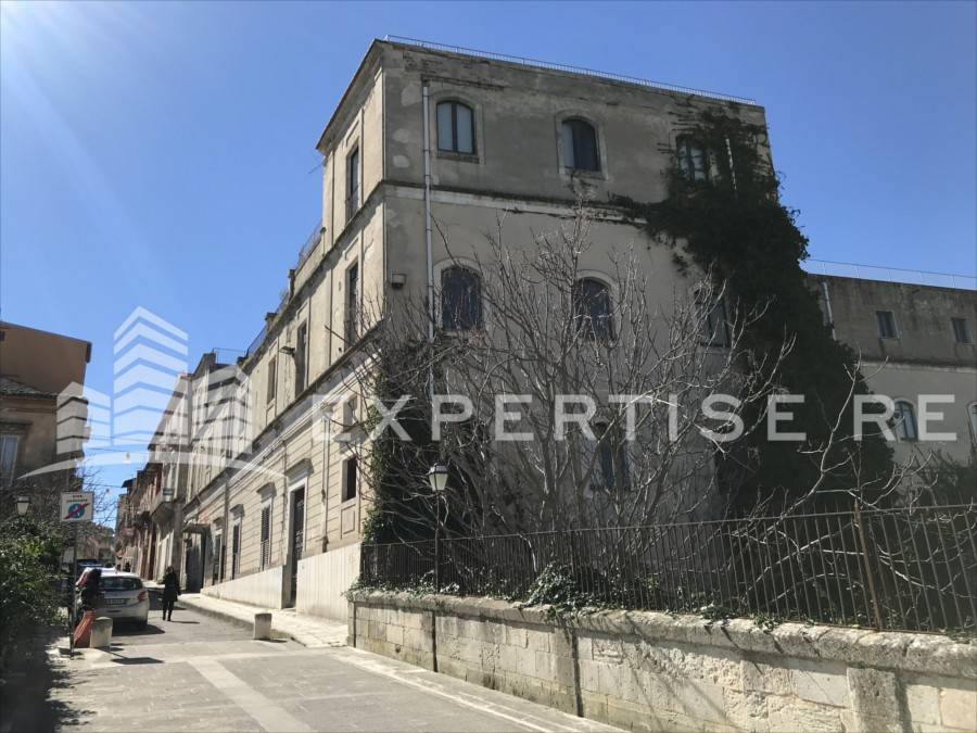 intera palazzina in vendita a Ragusa in zona Ibla