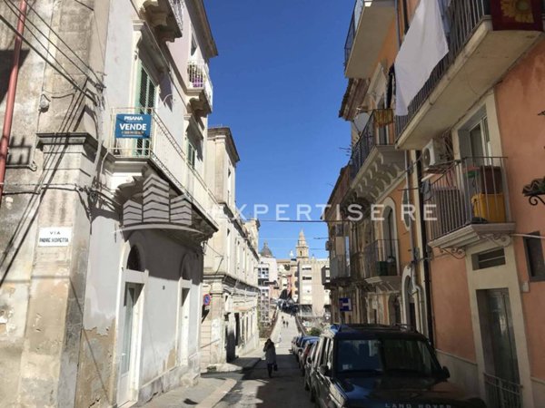 intera palazzina in vendita a Ragusa in zona Ibla
