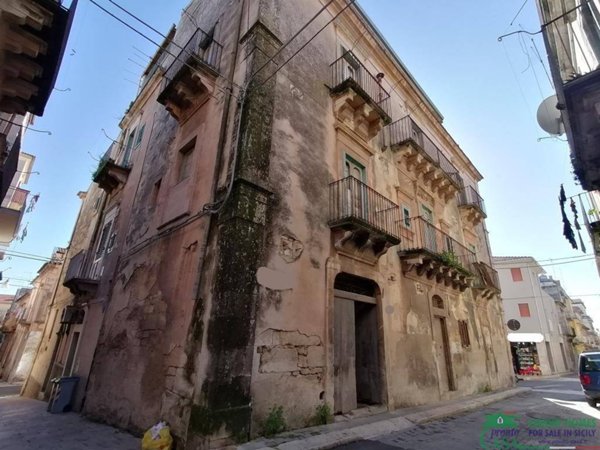 intera palazzina in vendita a Ragusa in zona Ibla