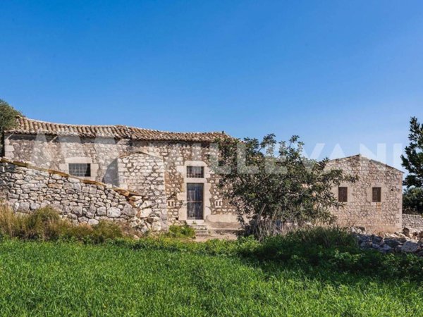 casa indipendente in vendita a Ragusa in zona Marina