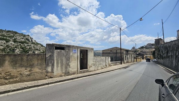 intera palazzina in vendita a Ragusa in zona Ibla