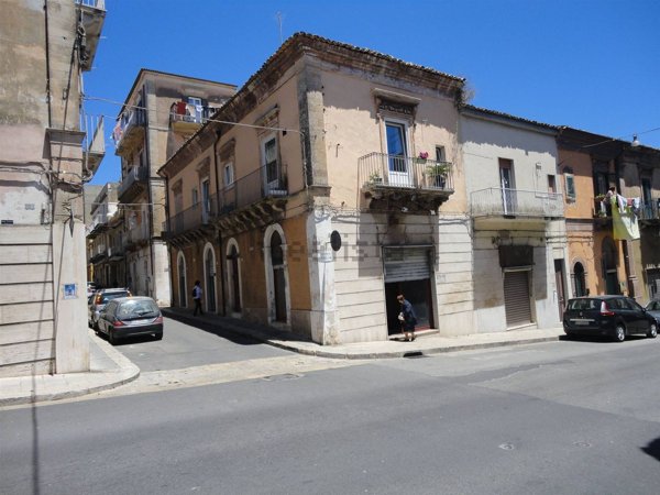 locale commerciale in vendita a Ragusa in zona Ragusa Centro
