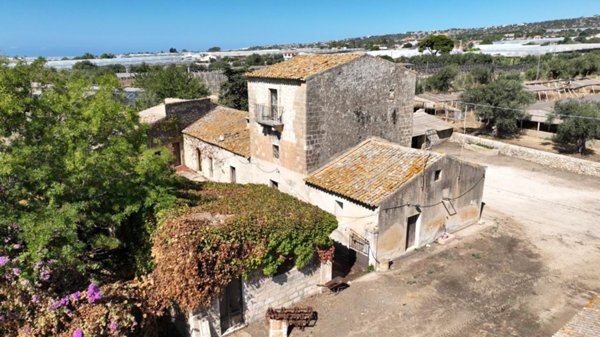 casa indipendente in vendita a Ragusa in zona Marina