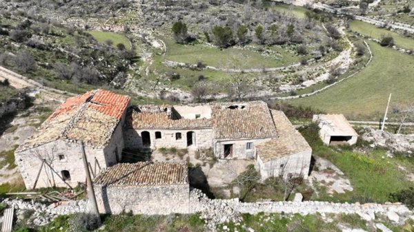casa indipendente in vendita a Ragusa in zona San Giacomo / Bellocozzo