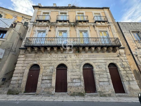 intera palazzina in vendita a Ragusa in zona Ibla