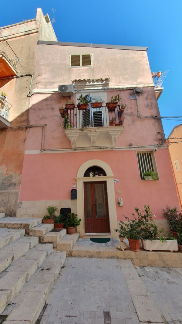 casa indipendente in vendita a Ragusa in zona Ragusa Centro