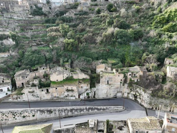 intera palazzina in vendita a Ragusa in zona Ibla