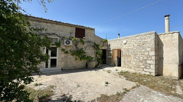 casa indipendente in vendita a Ragusa in zona Ibla