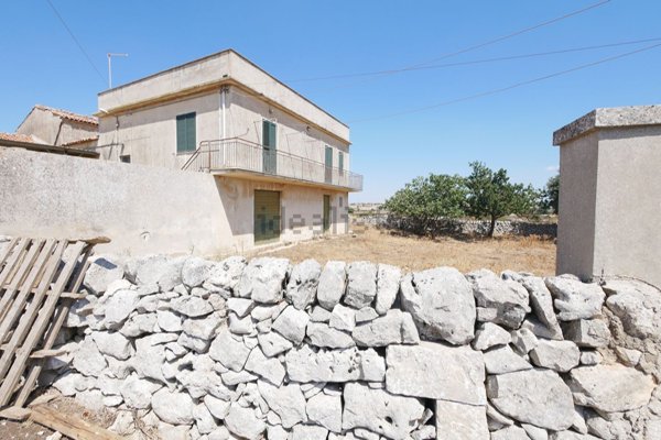 casa indipendente in vendita a Ragusa in zona Ragusa Centro