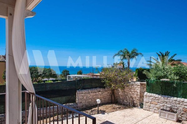casa indipendente in vendita a Ragusa in zona Marina