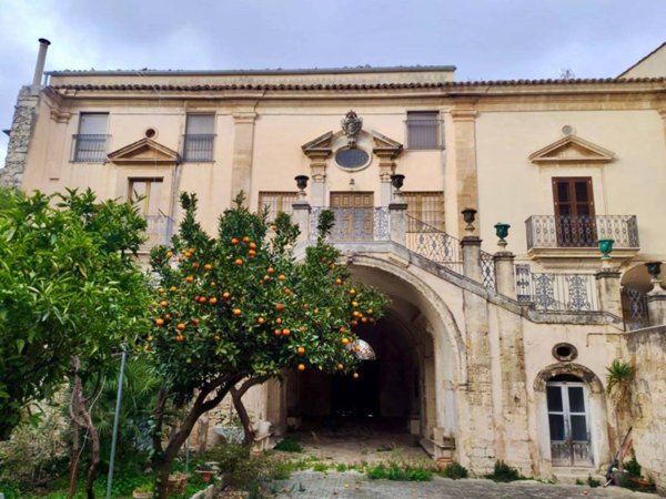 intera palazzina in vendita a Ragusa in zona Ibla