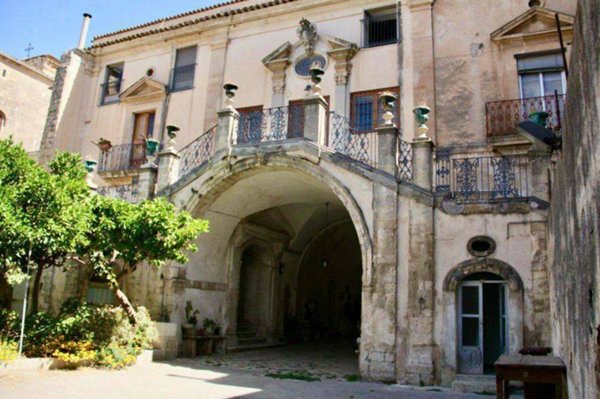 intera palazzina in vendita a Ragusa in zona Ibla