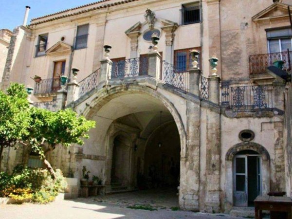 intera palazzina in vendita a Ragusa in zona Ibla