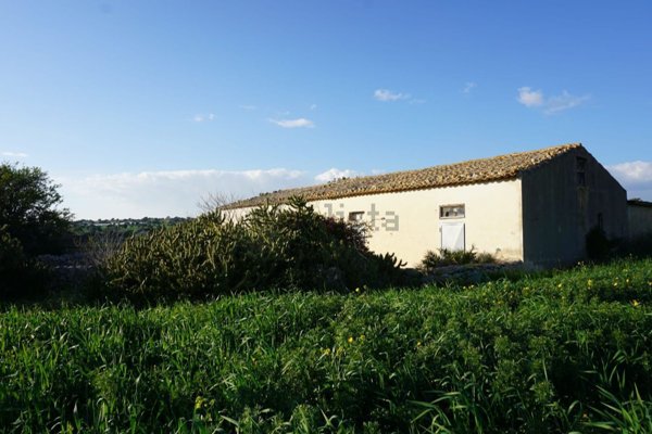 esavano in vendita a Ragusa in zona Marina