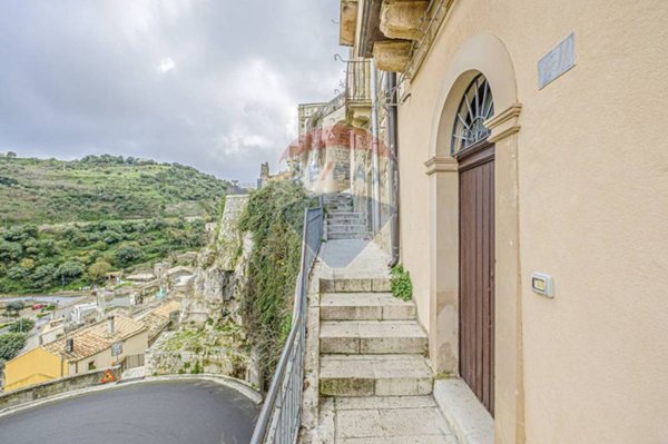 casa indipendente in vendita a Ragusa in zona Ragusa Centro