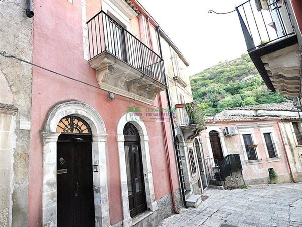 casa indipendente in vendita a Ragusa in zona Ibla