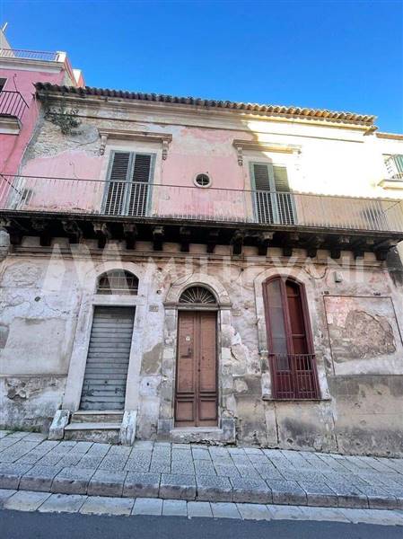 negozio in vendita a Ragusa in zona Ragusa Centro