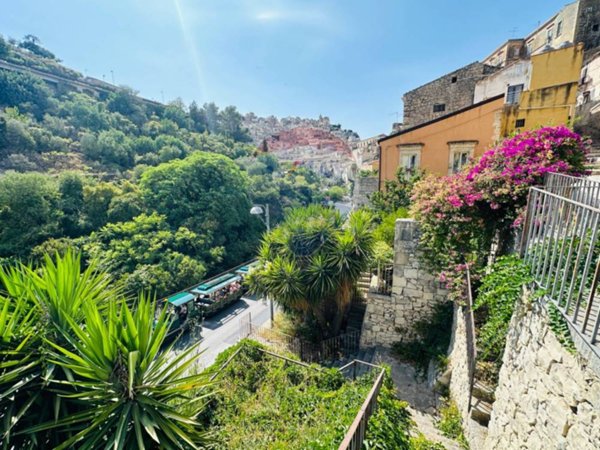casa indipendente in vendita a Ragusa in zona Ibla