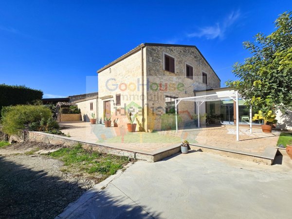 casa indipendente in vendita a Ragusa