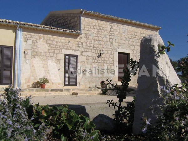 casa indipendente in vendita a Ragusa