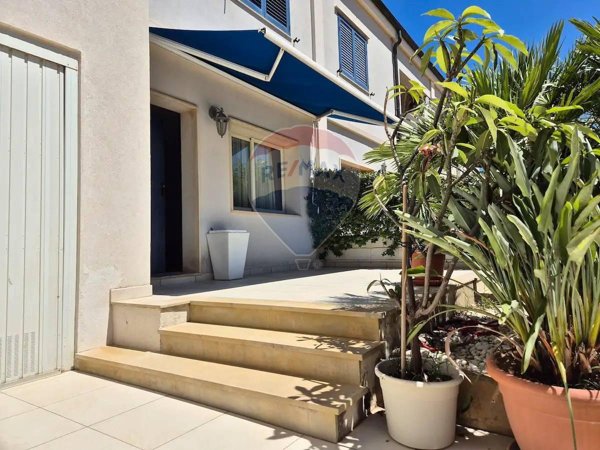 casa indipendente in vendita a Ragusa in zona Marina