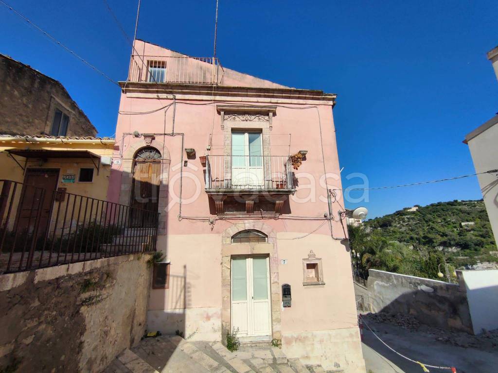 casa indipendente in vendita a Ragusa in zona Ragusa Centro