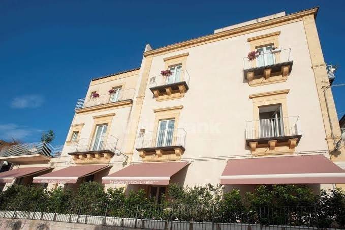 intera palazzina in vendita a Ragusa in zona Ibla