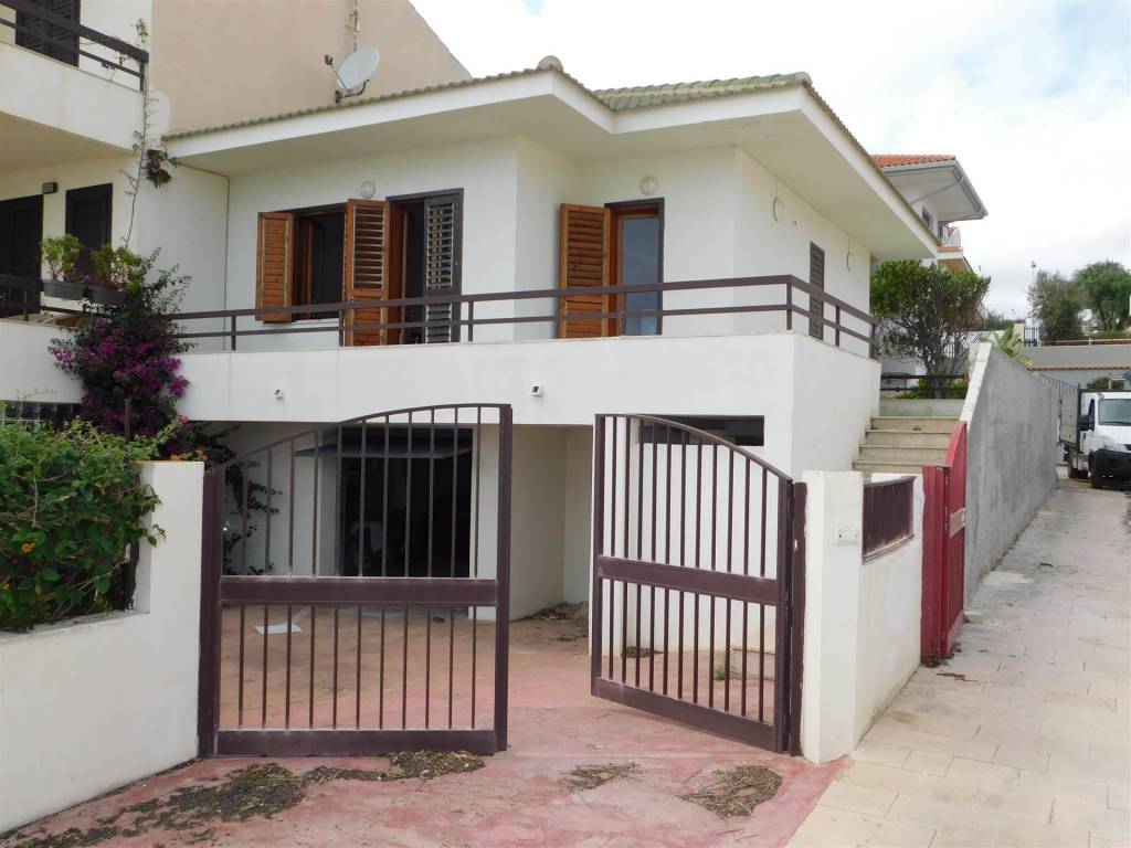 casa indipendente in vendita a Ragusa in zona Marina