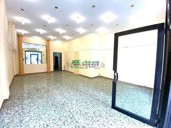 locale commerciale in vendita a Ragusa