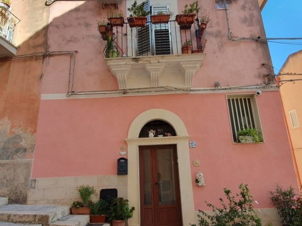 casa indipendente in vendita a Ragusa in zona Ragusa Centro