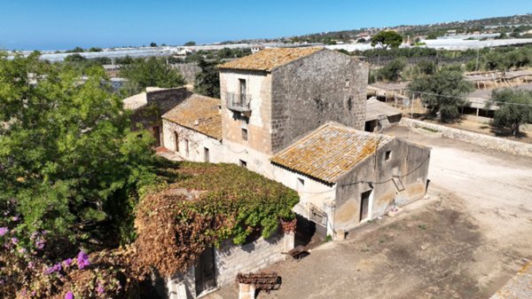 casa indipendente in vendita a Ragusa in zona Marina