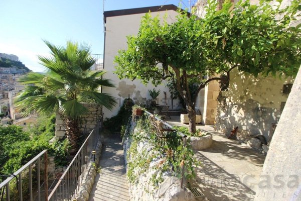casa indipendente in vendita a Ragusa in zona Ibla